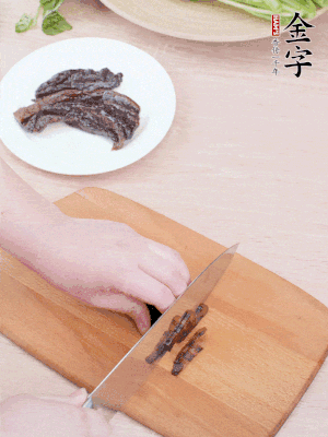 金字醬油肉下鍋煮10分鐘，切薄片。