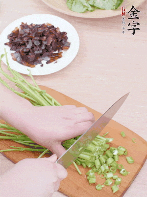 空心菜摘掉葉子，菜梗切成丁。