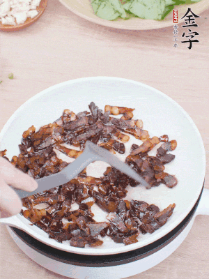 起鍋熱油，煸香醬油肉，撥拉到一邊。