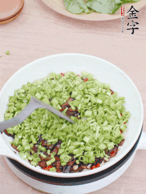 下菜梗翻炒，混合醬油肉。