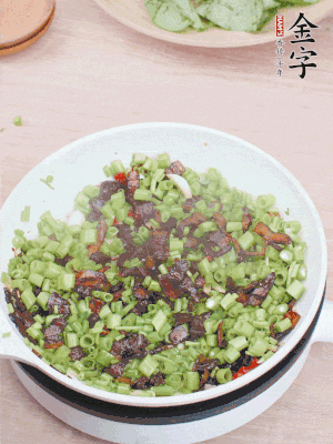 1勺生抽、1勺蠔油、1點(diǎn)點(diǎn)白糖調(diào)味。