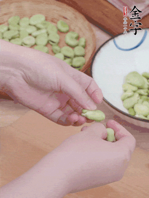 蠶豆剝殼，去掉豆衣，切碎。