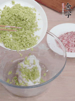 糯米粉邊揉邊加水，成團(tuán)后揉進(jìn)蠶豆、咸肉。