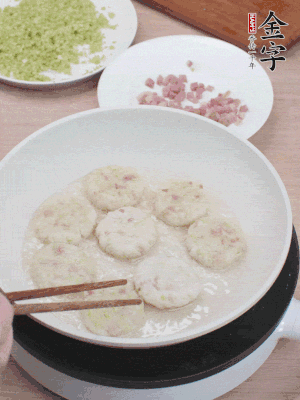 鍋中涼油，慢煎至兩面有脆殼。（油可以多一點(diǎn)）