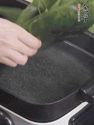 粽葉入沸水煮1分鐘，翻面再煮1分鐘，清洗干凈加水浸泡。