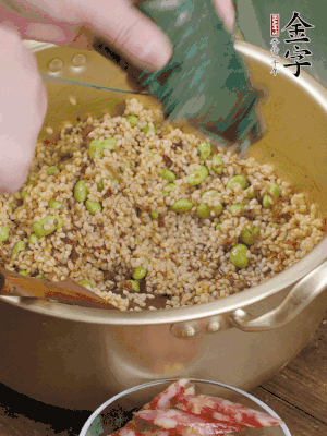 再附一張粽子，一齊向后折疊，線繩捆綁。