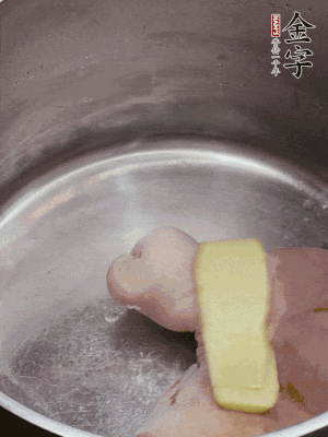 撈出洗凈后，加蔥姜、黃酒二遍焯水。