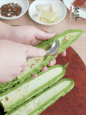 苦瓜去籽切薄片，一點(diǎn)鹽拌勻，10分鐘后沖洗控干。香蔥切蔥花、姜切末、蒜拍碎、干辣椒切圈。