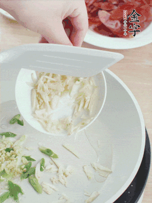 油4成熱，下蔥姜蒜、干辣椒、花椒煸出香味。