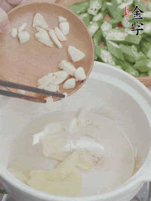 砂煲熱油，姜蒜、辣椒煸香。