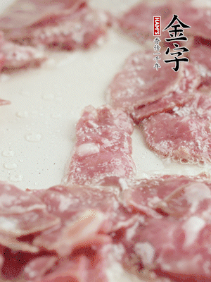 炒鍋熱油，下培根火腿煸炒。