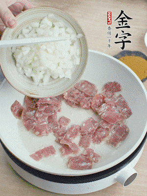 依次下洋蔥、紅菜椒、豌豆粒、玉米粒翻炒均勻。