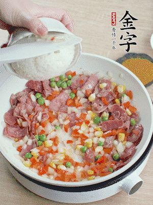放米飯炒至顆粒分明。