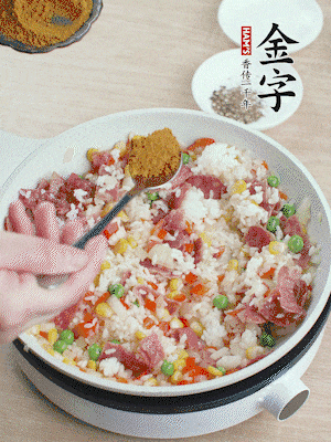 1勺咖喱粉、1/2勺鹽，少許黑胡椒碎炒均。