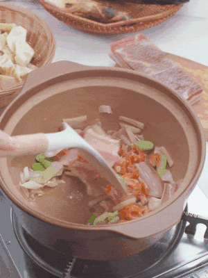 砂鍋中倒入油，放入姜片、蔥段、咸肉、海米炒出香味。