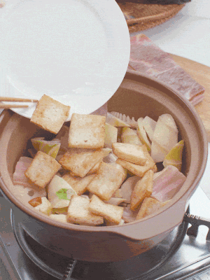依次下春筍、豆腐，開(kāi)水沒(méi)過(guò)食材。