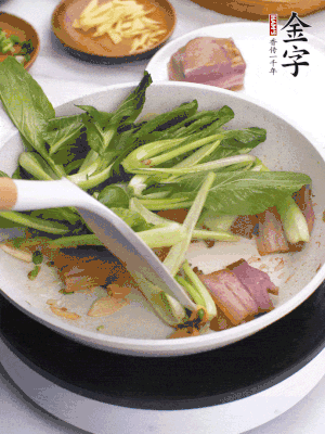 下小青菜翻炒，菜梆子變軟時，撒一點(diǎn)鹽、雞精調(diào)味。
