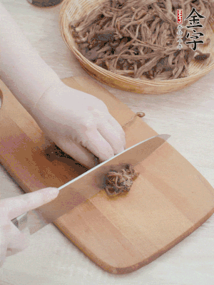 干茶樹菇浸泡過夜，去老根焯水，擠干水份。