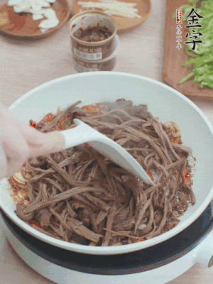下茶樹菇煸炒4分鐘。