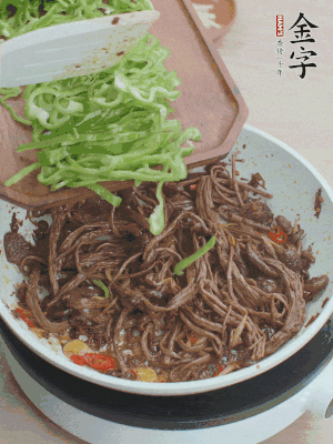 水分煸干，下青椒絲快炒1分鐘。