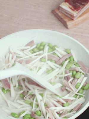 下茭白絲、青豆翻炒。