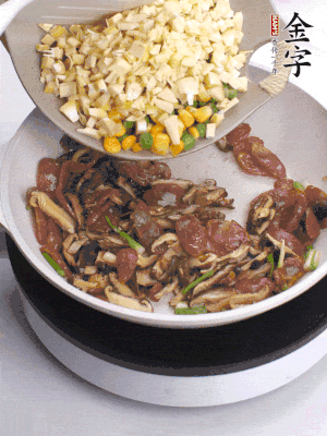 鍋里熱油，爆香蔥白，下香腸片炒至微微出油，加時蔬粒、香菇粒、春筍粒翻炒均勻。