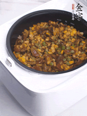 電飯煲按煮飯鍵，出鍋撒蔥花。