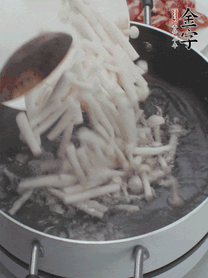白玉菇改刀焯水30秒。