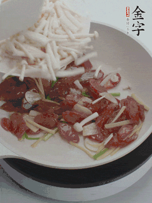 放白玉菇、青紅辣椒、雞蛋。