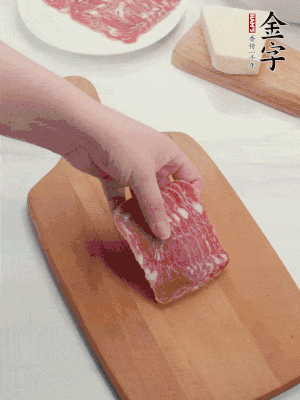 金字培根火腿改刀切小片；白洋蔥切??；新鮮豌豆剝殼。