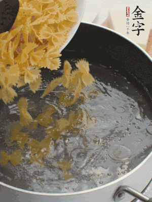蝴蝶面加橄欖油煮熟；豌豆焯水30秒。