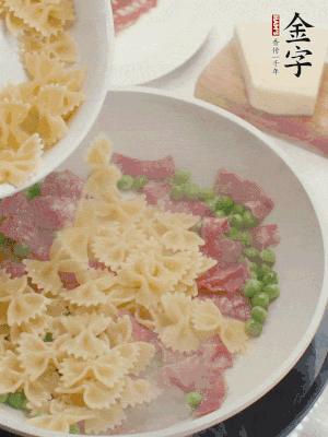 1小勺鹽調(diào)味，混合一起燉煮一下。