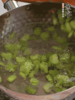 鍋中水沸，放一撮鹽，下蠶豆豆瓣焯3分鐘，下百合，3秒撈出，一起撈出瀝水。
