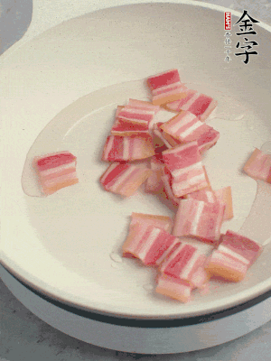 鍋中少許油，金字淡咸肉煸香。