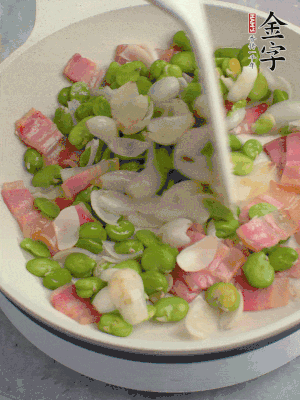 放蠶豆豆瓣、百合炒勻。