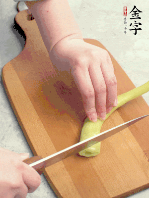 蔥切段，姜切絲，辣椒斜切成塊。