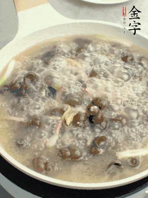 放辣椒，加一點(diǎn)鹽、糖，大火翻炒。