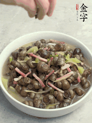 出鍋，撒點(diǎn)蔥花。