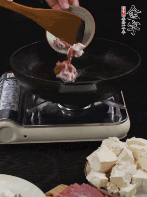 冷油潤(rùn)鍋，下五花肉煸香。