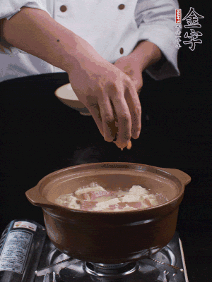 下蝦仁干，煮5分鐘。撒蒜葉，煮1分鐘。