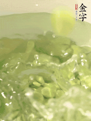 新鮮蠶豆熱水焯水30秒，然后浸入涼水。