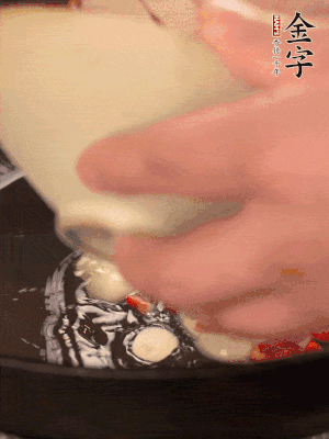 豬油潤鍋，下辣椒、大蒜、火腿片煸香。