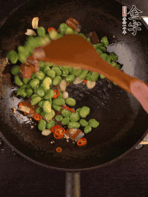 再下蠶豆煸炒，加1勺料酒調(diào)味。