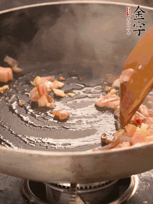 熱油爆香大蒜粒，煸香咸肉丁，淋一勺黃酒調(diào)味。
