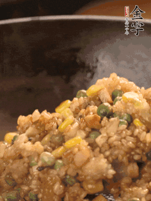 再下糯米，1勺蠔油、2勺生抽調(diào)味翻炒均勻。