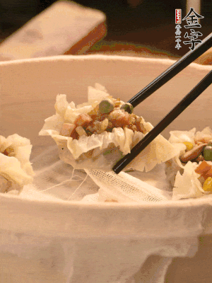 包好的燒賣放在蒸籠上，水開后蒸8分鐘左右。