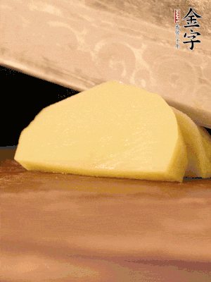 土豆去皮切丁。水開后，放入鍋中煮2-3分鐘，撈出瀝干水分。