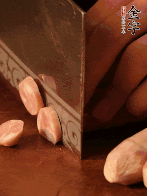 金字烤腸切圓片。