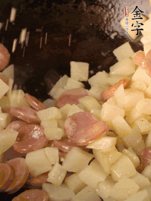 再放烤腸片煎熟。撒點鹽、孜然粉、辣椒面。