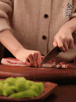 金字淡咸肉切片，冷水入鍋，加姜片、料酒略焯水。同步，五花肉切塊焯水。